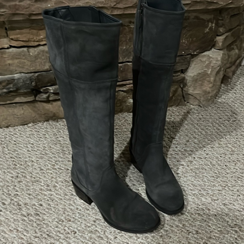 Timberland Suede Boots• Dk grey• Full zipper• Size 7.5 M• 1.5 inch heel